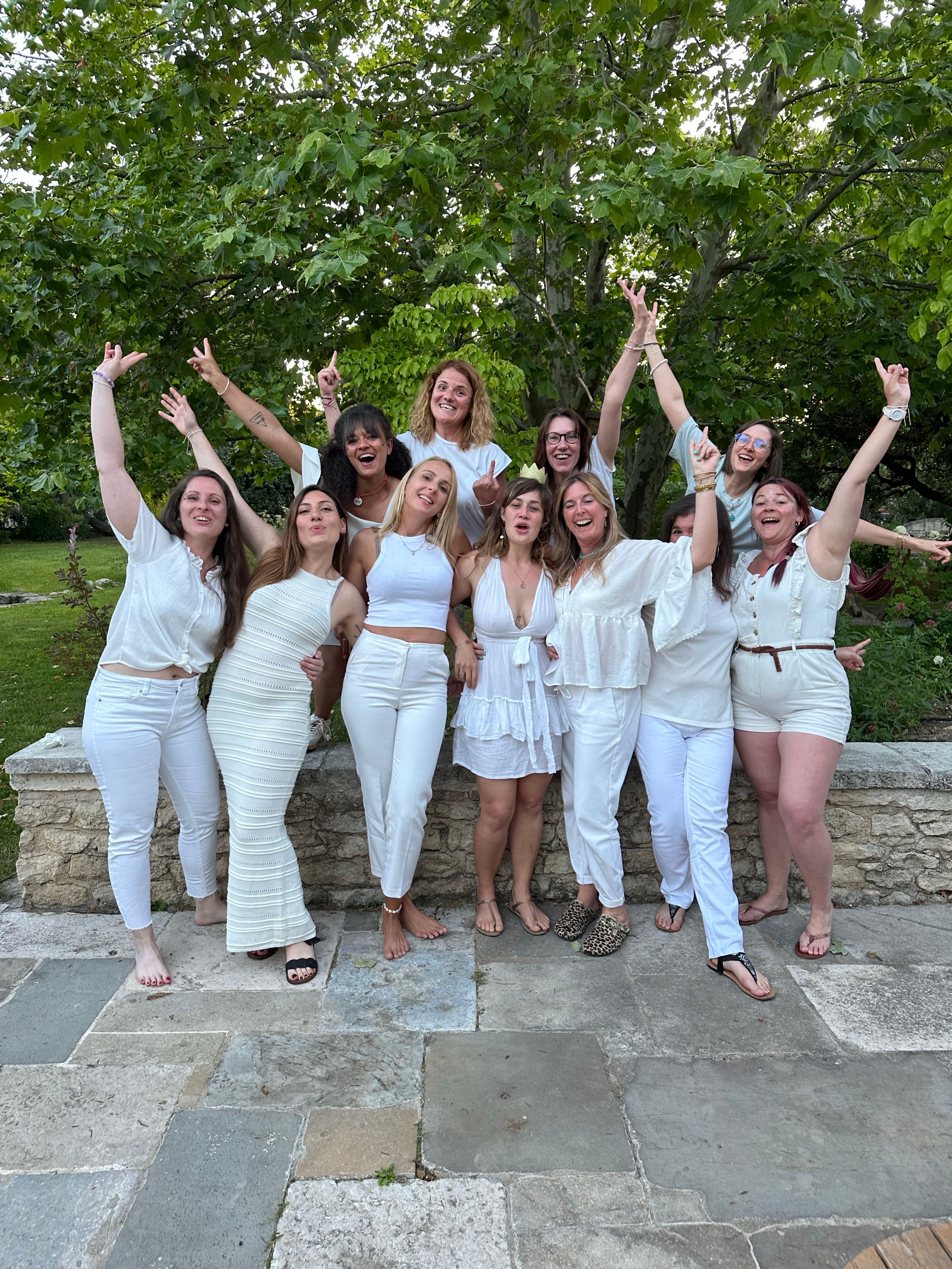 Groupe de femmes entrepreneures épanouies lors d'une retraite coaching